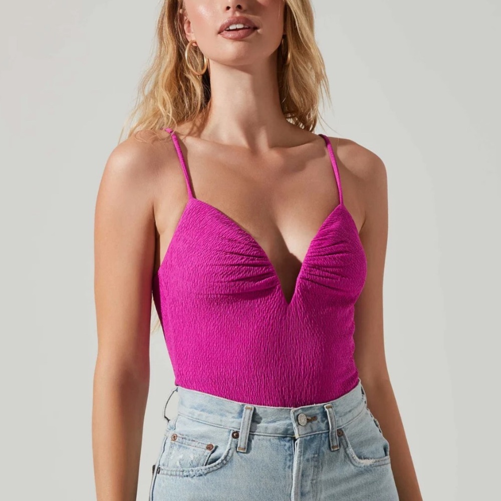 ASTR FIA CRINKLED PLUNGE NECK BODYSUIT
